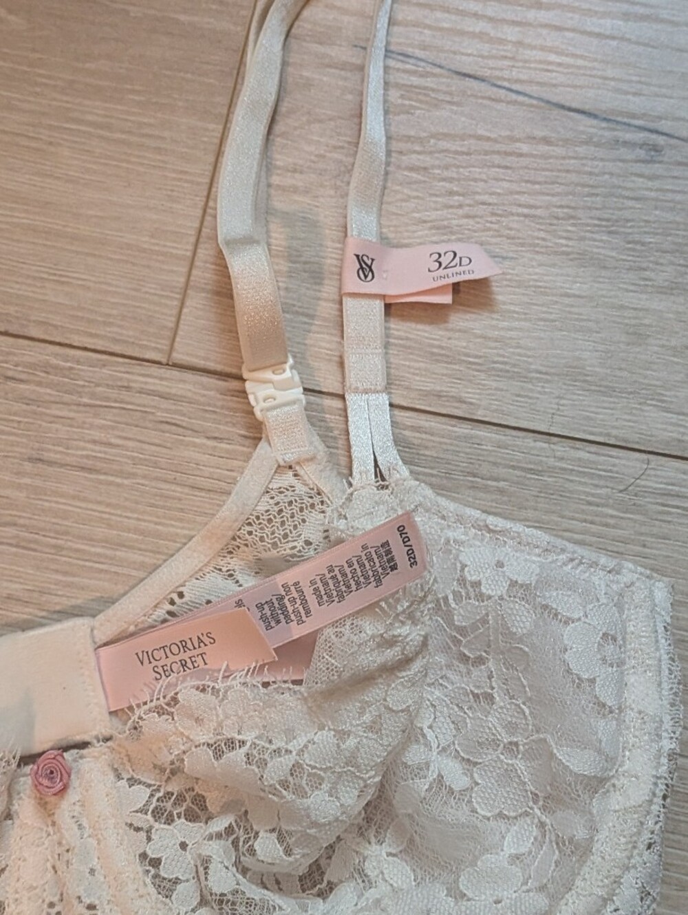 Victoria's Secret Lace Balconette Bra - Picture 3 of 3